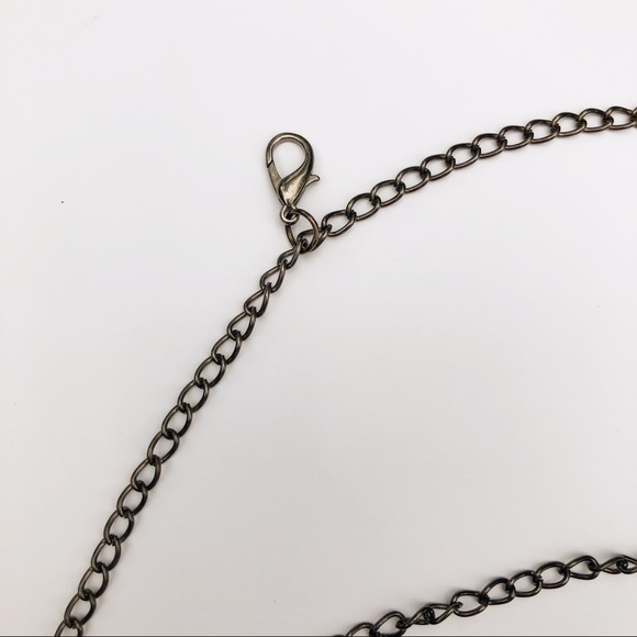 Long beaded necklace with flower accessory - Picture 6 of 7